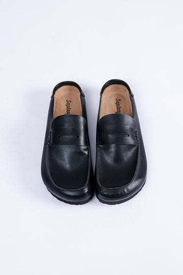 Saaplay Birkener Moccas in black leather, showcasing classic moccasin design with detailed stitching and a comfortable sole.