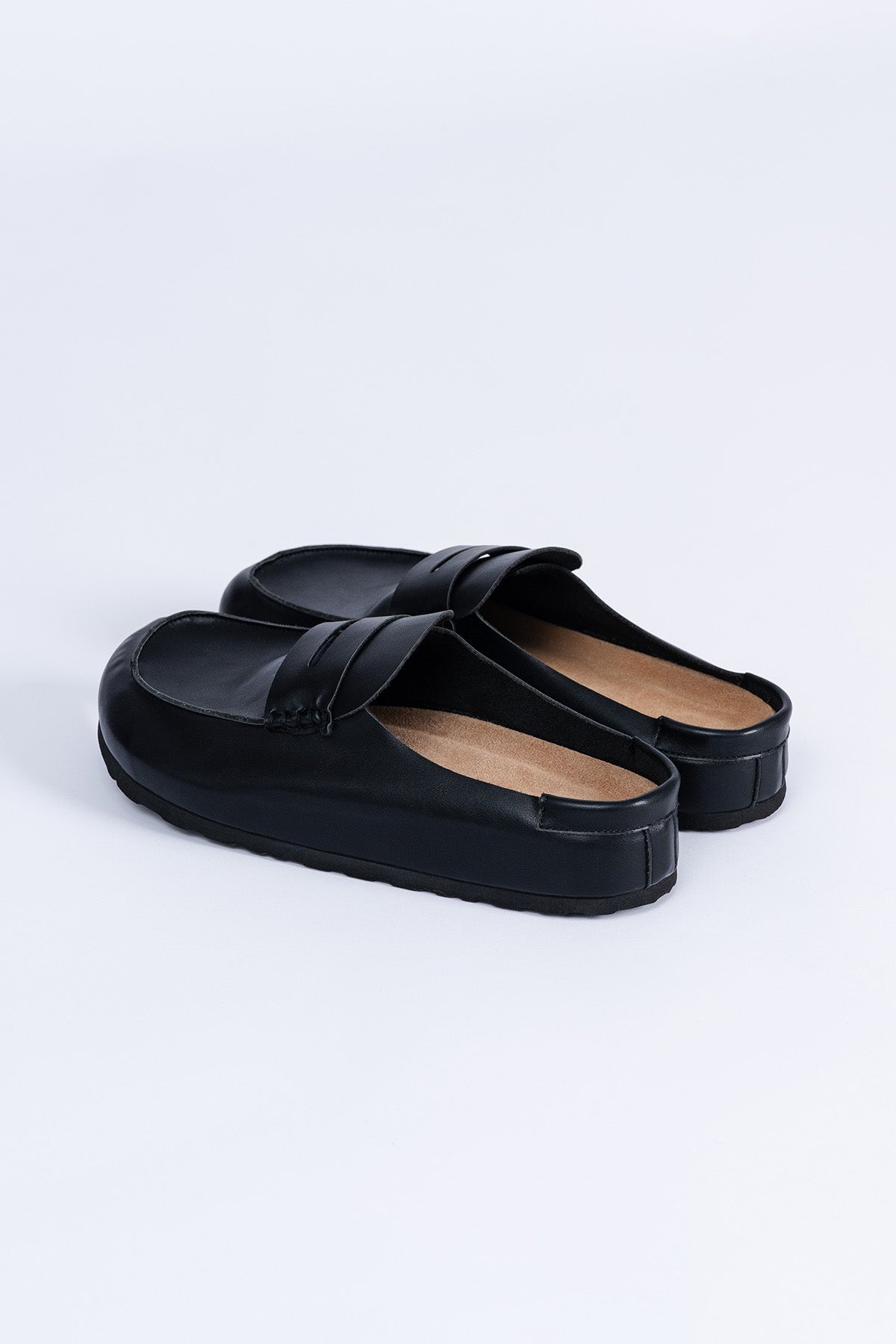 Saaplay Birkener Moccas in black leather with detailed stitching and classic moccasin design, visible stitching and soft soles.