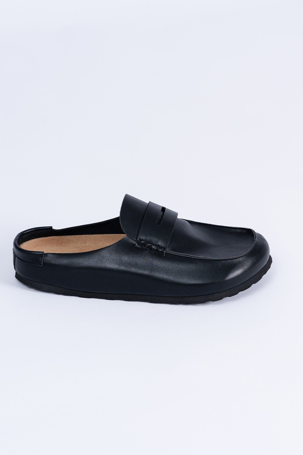 Saaplay Birkener Moccas in black, stylish leather moccasins with detailed stitching and a comfortable slip-on design.