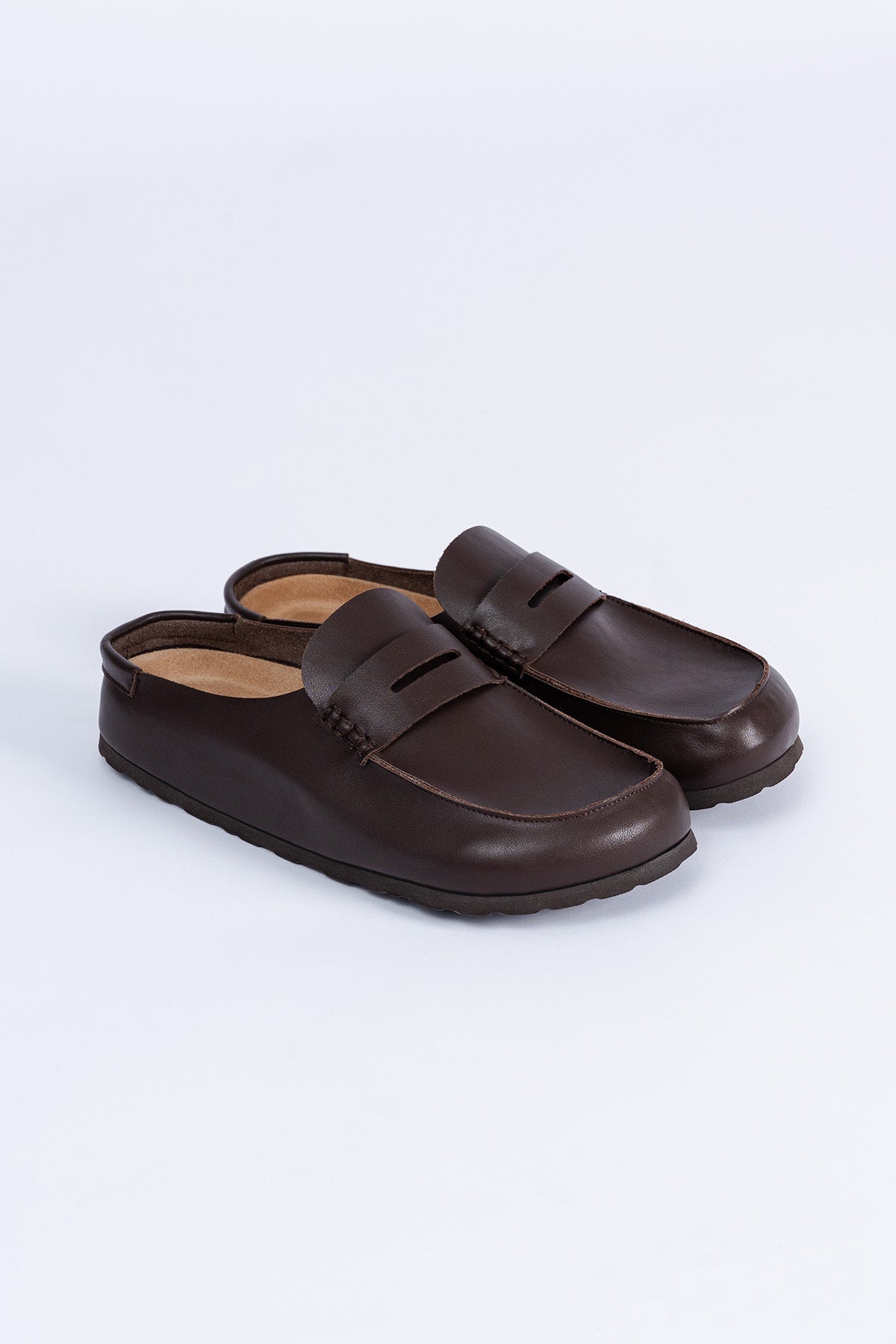 Saaplay Birkener Moccas in brown leather, showcasing the moccasin style with detailed stitching and classic design.
